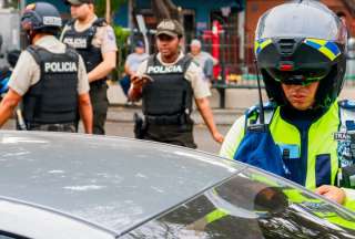 En operativos de control en el Guasmo Sur de Guayaquil, 71 vehículos fueron detenidos por no contar con placas y matrículas. 