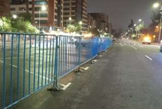 Estas son las opciones de parqueaderos en la av. De los Shyris tras el cierre del parterre central en la noche. 