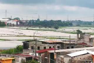 Se reporta el desbordamiento del río Chilintomo, en el cantón Simón Bolívar. 