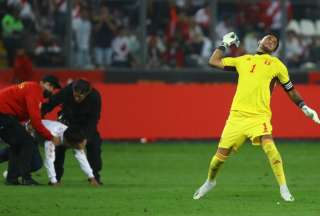 Gallese mientras lanza el teléfono del hincha