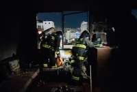 Los bomberos tardaron una hora en apagar y enfriar las llamas en un departamento en el norte de Quito.