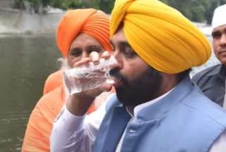 Al ministro hindú  Bhagwant Mann le salió mal el intento de demostrar que un río estaba descontaminado.