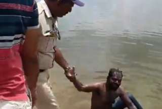 En India, un hombre resucitó tras ser tocado por un policía. 