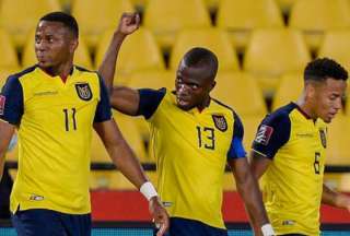 Énner Valencia (centro) es el goleador histórico de la Selección