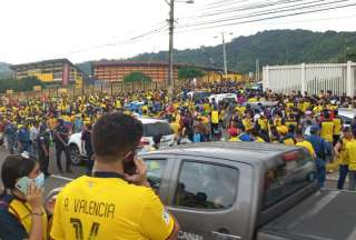 Hinchas se cruzaron las mallas para ingresar al estadio