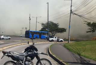 Un incendio se registra en el sector Cumandá, este martes 22 de octubre de 2024.