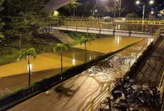 Autoridades rescataron a personas adultas mayores, atrapados en la inundación en Colombia