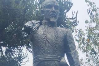 La estatua de bronce de Eloy Alfaro perdió un brazo, la antorcha y su espada.