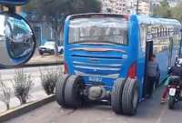 A un bus que circulaba por el centro de la ciudad se le salieron las llantas. 