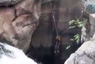 Rescatan a un turista que cayó en la cascada de Maharashtra, India