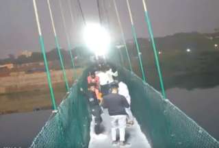 Video captó el momento exacto en el que el puente de Morbi colapsó