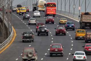 La Agencia de Tránsito Municipal de Guayaquil anunció cierres viales nocturnos en el acceso al Puente de la Unidad Nacional.