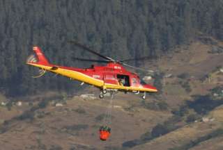 Desde la madrugada, los Bomberos de Quito despliegan operaciones terrestres y aéreas para controlar el fuego.