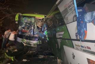 Dos buses se chocaron en la vía Durán- Tambo