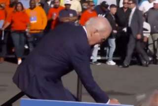 Joe Biden tropezó dos veces en unas cortas escaleras en Filadelfia