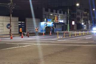 La Empresa Pública Metropolitana de Movilidad y Obras Públicas (Epmmop) implementa señalización de la ciclovía en la avenida de La Prensa.