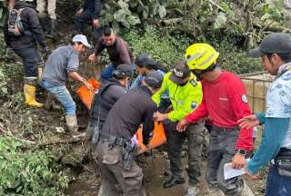 Los miembros de la Policía Nacional apoyan en el rescate y en la búsqueda de las personas afectadas por los deslaves en Baños.