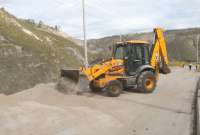 En el Paso Lateral Norte de Ambato (Tungurahua) se realizan trabajos de mitigación. 