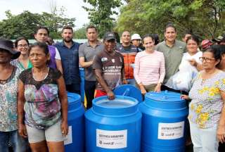 Se prioriza el abastecimiento de agua, la contención del derrame y la pronta reparación del oleoducto afectado, con apoyo interinstitucional y medidas de remediación y compensación.