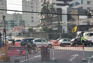 En Quito, este lunes se registra un intenso tráfico tras el cierre de varios cruces de la avenida 6 de Diciembre.