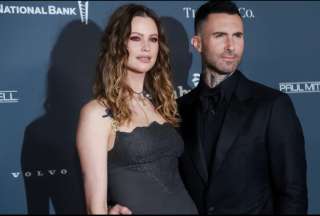 Adam Levine (der.) junto a su esposa, la modelo Behati Prinsloo. 