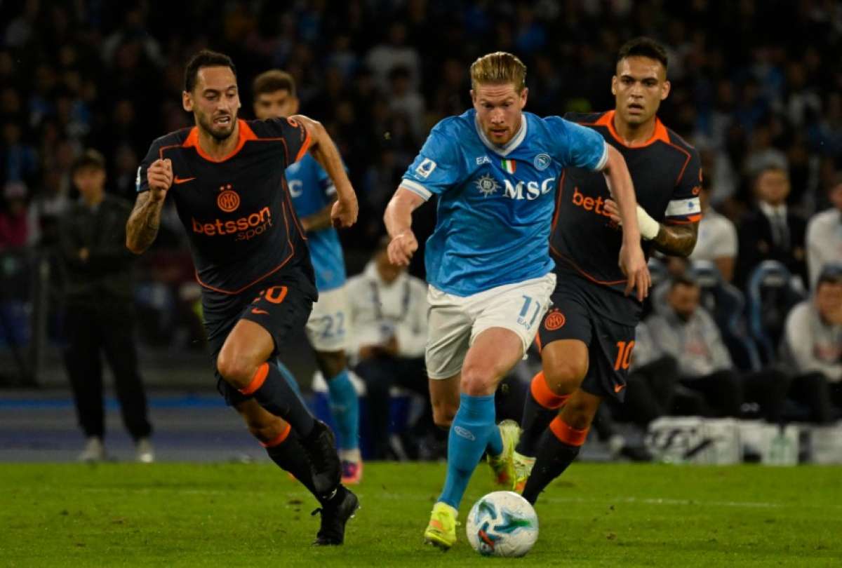 El mediocampista belga Kevin De Bruyne tuvo que salir con el apoyo del cuerpo médico del Napoli.