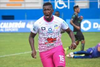 El delantero de Universidad Católica, Jhon Jairo Cifuente, celebra el gol del empate y su tanto dieciocho en la primera etapa. 