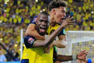 Énner Valencia celebra su gol ante Argentina, acompañado de Jeremy Sarmiento