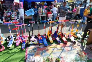 En Guayaquil, el corredor navideño ubicado en la calle Manabí es uno de los sitios ideales para encontrar detalles especiales por la época. 