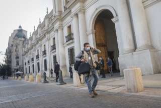 Colocan un león muerto en las afueras del Palacio de la Moneda en Chile