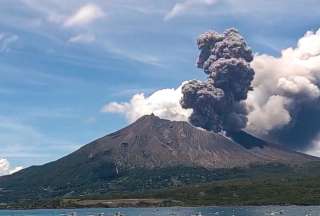 El volcán Sakurajima entró en erupción dos veces seguidas 