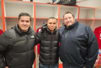 Jefferson Montero (centro), tras firmar su contrato con el St. Helens. 