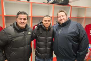 Jefferson Montero (centro), tras firmar su contrato con el St. Helens. 