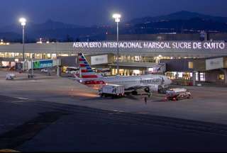 Quienes deban movilizarse desde o hacia los aeropuertos del Ecuador deberán portar sus documentos de identidad y copia de la reservación del vuelo.