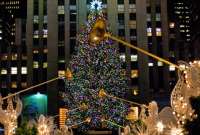 El tradicional evento contó con celebridades y una estrella Swarovski coronando el árbol de 74 pies.