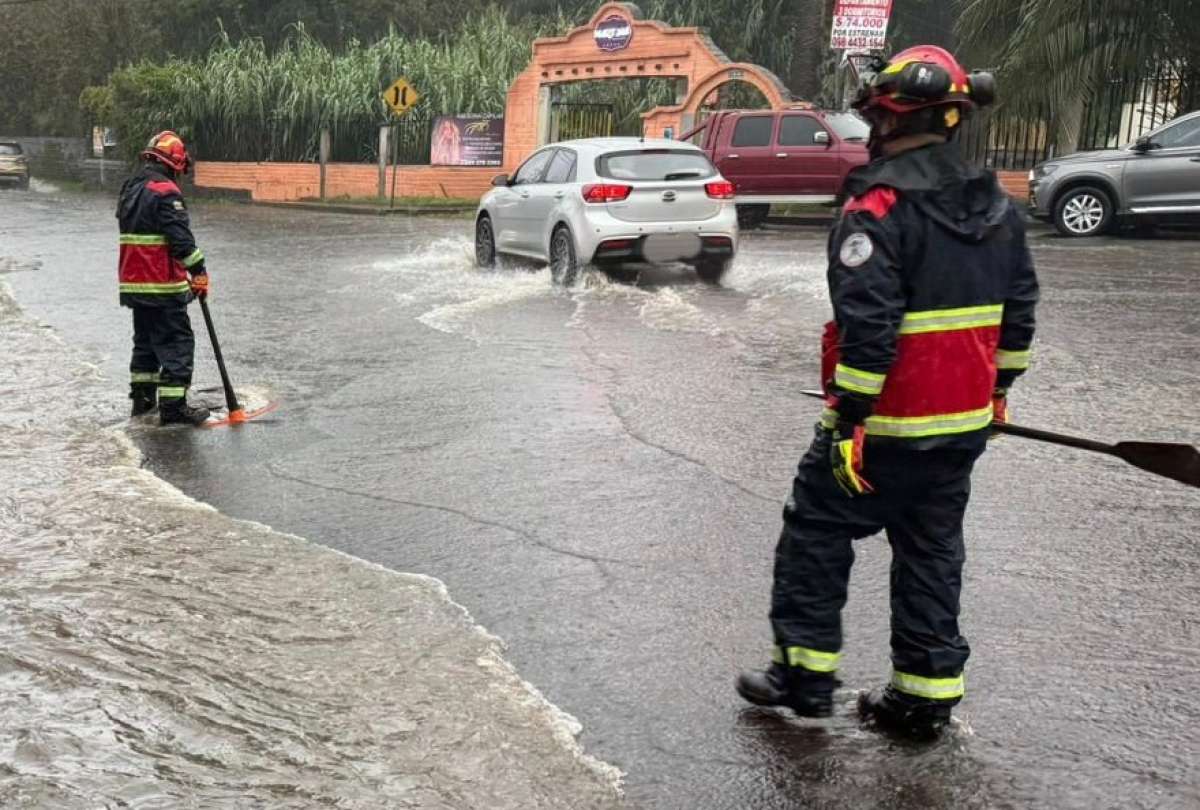Inundaciones en Conocoto tras intensa lluvia movilizan al Cuerpo de Bomberos de Quito