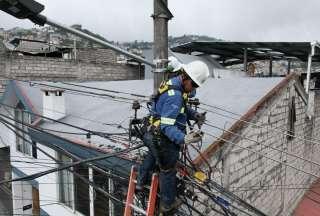 La Empresa Eléctrica Quito confirmó cortes en tres sectores al noroeste de Quito. 