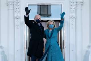 Jill Biden (der.), esposa del presidente estadounidense Joe Biden, tuvo que ofrecer disculpas a la comunidad latina.