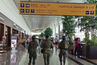 Los aeropuertos han tomado medidas de seguridad como no permitir el ingreso de familiares; evitar aglomeraciones; revisiones aleatorias, etc.