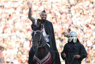 Arturo Vidal fue presentado en Colo Colo como un verdadero rey