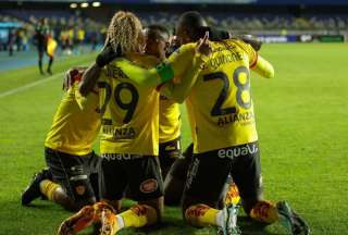 Los jugadores de Aucas celebran el gol ante Ñublense