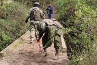 Militares destruyeron un paso informal en Carchi.