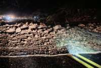 Lodo y rocas se acumularon en la Panamericana Norte, por el desbordamiento del Río Pisque.