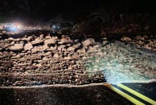 Lodo y rocas se acumularon en la Panamericana Norte, por el desbordamiento del Río Pisque.