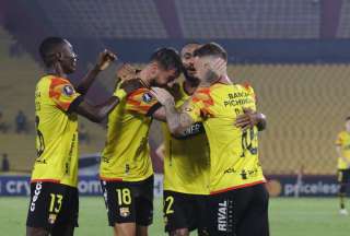 Los jugadores de Barcelona SC celebran el segundo tanto marcado por el volante Damián Díaz.