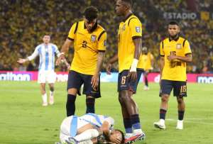 Piero Hincapié y Alexis Mac Allister siguieron el duelo en redes sociales