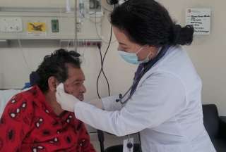 Profesionales de la salud brindan apoyo a afectados por el aluvión de Baños (Tungurahua). 