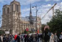 Líderes mundiales y fieles conmemoran la reapertura de la icónica catedral.