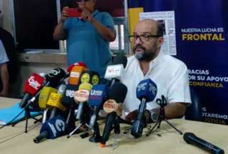 En rueda de prensa, Cristian Sarmiento, representante de la Federación de Transportadores Urbanos del Guayas, señaló que el paro es indefinido en esa ciudad. 