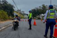 El infractor, que circulaba sin placa, causó lesiones a uno de los agentes durante el altercado en la avenida de Las Américas.